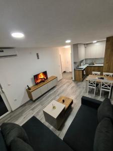 un soggiorno con divano e camino di Apartman Prijedor a Prijedor