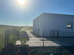 a fence next to a building next to a field at Mein Strandkasten in Löbnitz