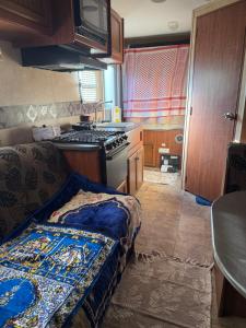 Nhà bếp/bếp nhỏ tại Ver-El RV Park & Campground