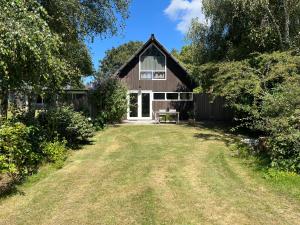 a barn with a large yard in front of it at De Tuinkamer in Ouddorp
