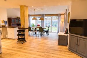 a kitchen and dining room with a table and chairs at Ferienhaus am Eichberg in Grabenstätt