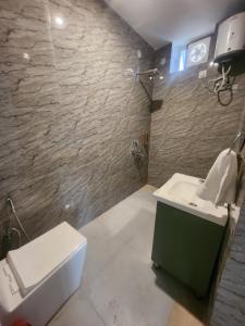 a bathroom with a sink and a toilet at Himora Bir in Bīr +98 photos
