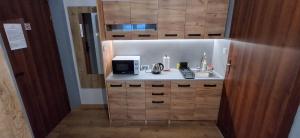 una cucina con lavello e microonde di Willa na Olczańskim Wierchu a Bukowina Tatrzańska Altre 183 foto