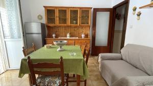 a living room with a table and a kitchen at Nuova Netum apartment in Noto