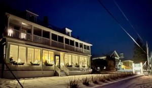 ein großes Gebäude mit Fenstern in der Nacht in der Unterkunft North Hero House Inn and Resort in North Hero