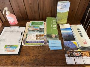 ein Tisch mit Büchern und Broschüren darauf in der Unterkunft Kamida179 in Oguni