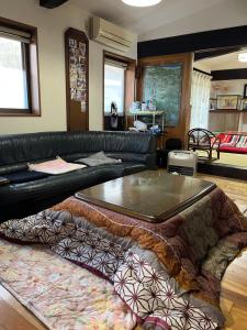 ein Wohnzimmer mit Sofa und Tisch in der Unterkunft Kamida179 in Oguni + 16 Fotos