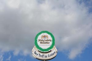 Znak, który czyta smakowitego abonenta prania na niebie w obiekcie Zur Lahnbrücke w mieście Caldern