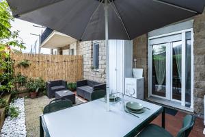 een tafel met een parasol op een terras bij Casa Beatrice in Albinia +22 foto's