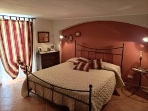 a bedroom with a large bed in a room at comodo e rilassante in Ucria