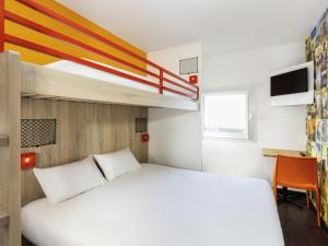 een slaapkamer met een wit bed en een stapelbed bij hotelF1 Montpellier Est Vendargues in Vendargues +60 foto's