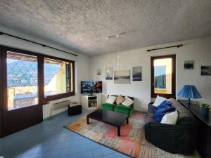 a living room with a couch and a tv at Baia dei Colori in Cure
