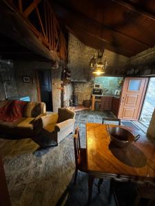a living room with a couch and a table at Abrigo das Penhas in Manteigas