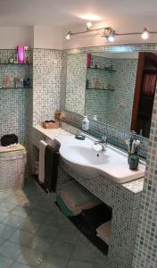 a bathroom with a sink and a mirror at comodo e rilassante in Ucria