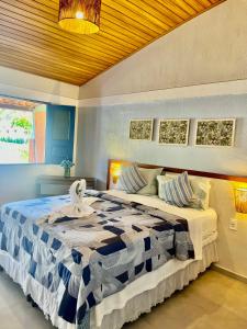 een slaapkamer met een groot bed in een kamer bij Pousada Vila do Mar in São Luís