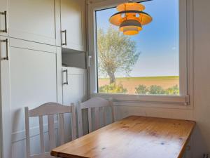 a dining room with a table and a window at Lundenbergsand in Simonsberg
