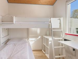 a room with two bunk beds and a window at Lundenbergsand in Simonsberg +6 photos