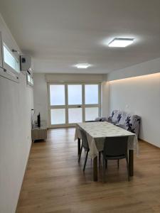 un soggiorno con un tavolo e un divano di G&S Belvedere Apartment - Nuoro a Nuoro