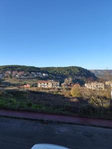 vista sulla città dal lato di una strada di G&S Belvedere Apartment - Nuoro a Nuoro