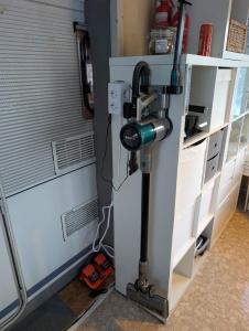 een camera in een kamer naast een muur bij Wohnwagen mit feststehendem Vorzelt in Fehmarn