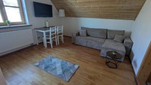 un soggiorno con un divano e un tavolo di NEU Apartment Amelie - Ferienglück Allgäu a Lachen