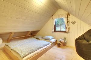 Giường trong phòng chung tại Cabin Near Krkonoše National Park