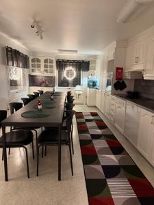 a kitchen with a table and chairs in a room at Nietos Aurora in Ylitornio