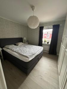 a bedroom with a bed and a pendant light at Rymligt radhus in Borlänge