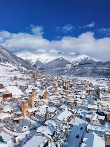 メスティアにあるShgedi Mestiaの山々を背景に雪に覆われた都市