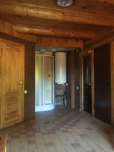Pokój z ceglaną ścianą i drewnianym sufitem w obiekcie Guest house Pīlādzis w mieście Čornaja