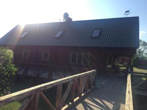 stodoła z drewnianym tarasem i domem w obiekcie Guest house Pīlādzis w mieście Čornaja