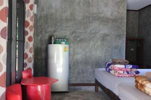 a white water heater sitting next to a table at บ้านสราญรัตน์ in Ban On Luai