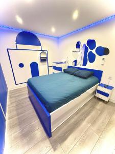 una camera da letto con un letto grande in una stanza con una casa di WORLDROOM Chambre privée avec espace commun a Perpignano