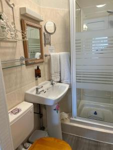 un piccolo bagno con lavandino e doccia di Greylands Guest House a Llandrindod Wells Altre 33 foto