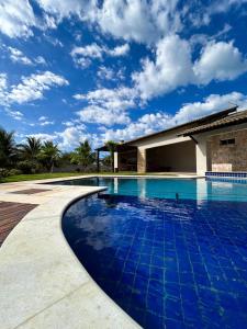 ein Swimmingpool vor einem Haus in der Unterkunft Pousada Melk Beach in Luis Correia
