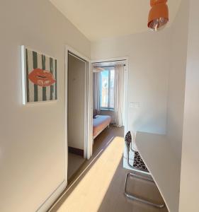 een kamer met een hal met een bed en een spiegel bij Le Ptit Rennes- 200 m de la Gare Cosy Lumineux in Rennes