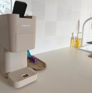 een koffiezetapparaat op een aanrecht in een keuken bij Le Ptit Rennes- 200 m de la Gare Cosy Lumineux in Rennes