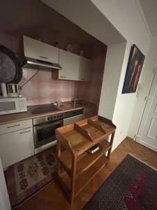 una cucina con piano cottura e tavolo di Stara Ruža a Gračanica