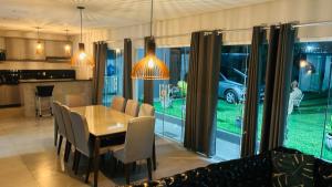 a kitchen and dining room with a table and chairs at Pousada Ventos in Chapada dos Guimarães