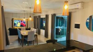 a kitchen and dining room with a table and chairs at Pousada Ventos in Chapada dos Guimarães