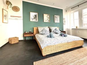 a bedroom with a bed and a green wall at COZEE - The Oasis in Kaiserslautern