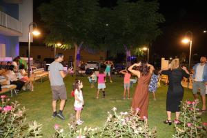 un gruppo di persone che ballano in un parco di notte di Residence Stella Marina a Cupra Marittima