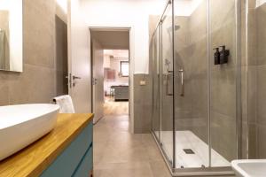 ein Badezimmer mit Glasdusche und Waschbecken in der Unterkunft Loft Altobelli in Rieti + 18 Fotos