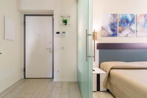 a room with a door leading to a bedroom at Residenza Aloe in Boario Terme
