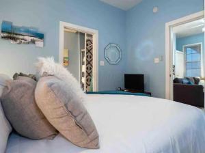 En eller flere senge i et værelse på Jungle House Luxury Homes - Columbus Downtown Short North - Near Convention Center & Nationwide Arena - Free Parking - Pet Friendly - Over 5,800 Five Stars