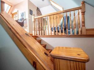 una scala in legno con una panca in legno in una casa di Jungle House Luxury Stays - Columbus Downtown Short North a Columbus