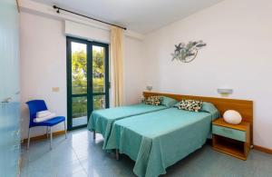 una camera da letto con un letto e una grande finestra di Residence Stella Marina a Cupra Marittima Altre 44 foto