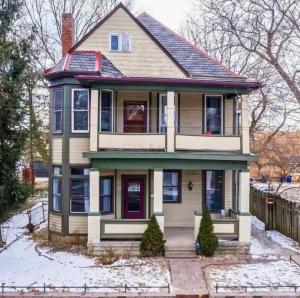 una vecchia casa con la neve per terra di Jungle House Luxury Stays - Columbus Downtown Short North a Columbus