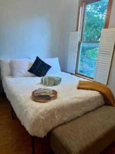 un letto con un vassoio sopra e una finestra di Jungle House Luxury Stays - Columbus Downtown Short North a Columbus