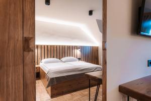 een slaapkamer met een bed in een kamer bij Guesthouse Smogavc in Zreče